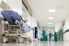 ΑΠΙΣΤΕΥΤΟ ΣΚΗΝΙΚΟ σε νοσοκομείο της Αττικής: Οι γιατρίνες τσακώνονταν και ο ασθενής πέθαινε - Τα ξέρει αυτά το Υπουργείο Υγείας;