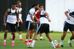 ΜΕ ΤΣΑΡΤΕΡ ΤΟ ΒΡΑΔΥ ΣΤΗΝ ΑΘΗΝΑ Η ΜΠΕΣΙΚΤΑΣ ΓΙΑ ΤΟ ΦΙΛΙΚΟ ΜΕ ΤΟΝ ΘΡΥΛΟ