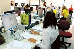 Τέλος στα ειδικά μισθολόγια του Δημοσίου - Ποιοι τη γλιτώνουν από τις απαιτήσεις των δανειστών