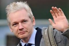 Ο Τζούλιαν Ασάνζ ζητά άσυλο από τη Σουηδία