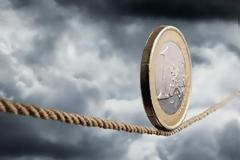 Ερχεται φόρος 45% για αδήλωτα εισοδήματα σε θυρίδες και κάτω από στρώματα