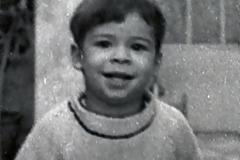 Ποιος Έλληνας τραγουδιστής είναι το αγοράκι της φωτογραφίας;