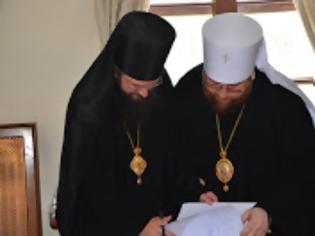 Φωτογραφία για 6908 - Η Ρωσική αντιπροσωπεία που συμμετέχει στον σημερινό εορτασμό του Αγίου Παντελεήμονα στο Άγιο Όρος επισκέφθηκε την Ιερά Κοινότητα και προσκύνησε στο Πρωτάτο (φωτογραφίες)