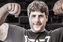 Ο σύγχρονος Ποπάυ με τα τεράστια χέρια [photos]