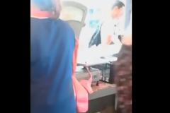 Δείτε τι κάνει με την ζυγαριά για να εξαπατήσει τους πελάτες της -  Απίστευτο κλέψιμο! [video]