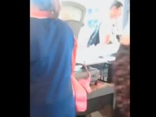 Φωτογραφία για Δείτε τι κάνει με την ζυγαριά για να εξαπατήσει τους πελάτες της -  Απίστευτο κλέψιμο! [video]