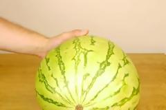 ΔΕΙΤΕ πως μπορείτε να κόψετε το καρπούζι με το χέρι σας... [video]