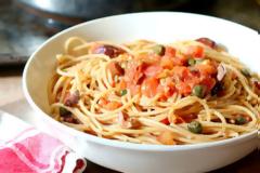 Η συνταγή της ημέρας: Σπαγγέτι ολικής άλεσης με σάλτσα ντομάτας, κάππαρη και ελιές