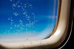 ΤΟ ΞΕΡΑΤΕ; Γιατί τα παράθυρα των αεροπλάνων έχουν μια μικρή τρύπα;