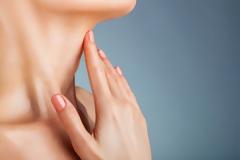 Σκουρόχρωμες κηλίδες στο λαιμό: Για ποια πάθηση προειδοποιούν