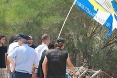 Προπηλάκισαν δύο υπουργούς στο μνημόσυνο Ισαάκ και Σολωμού