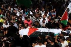 Χιλιάδες Παλαιστίνιοι στην κηδεία του πατέρα του μικρού Άλι, που κάηκε ζωντανός από εβραίους εξτρεμιστές