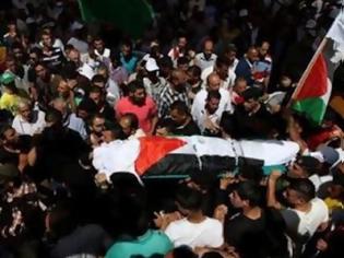 Φωτογραφία για Χιλιάδες Παλαιστίνιοι στην κηδεία του πατέρα του μικρού Άλι, που κάηκε ζωντανός από εβραίους εξτρεμιστές
