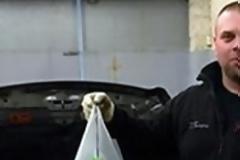 Αγόρασε ένα νέο αυτοκίνητο -  Δείτε τι βρήκε στο εσωτερικό του! [photo]