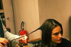 Γιατί αυτές οι γυναίκες καίνε τα μαλλιά τους;