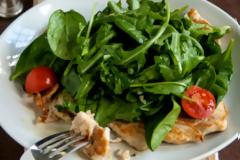 Η συνταγή της ημέρας: Σαλάτα με σπανάκι, ντοματίνια και κοτόπουλο