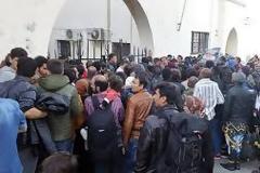 Η φωτο της Daily Mail από την ΚΩ που κάνει το γύρο του κόσμου - Η απαράδεκτη κίνηση αστυνομικού σε λαθρομετανάστη