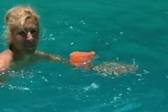 Μια χαρά η Κυρία! Δείτε την χλιδάτη έπαυλη της Έφης Σαρρή με τους φοίνικες, τους κίονες και την πισίνα... [photos]