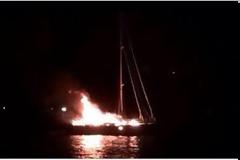 ΤΩΡΑ: Στις φλόγες ιστιοφόρο στη Σχοινούσα - Βυθίζεται αγκυροβολημένο