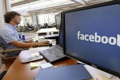 Οι μισοί χρήστες του Ίντερνετ στο Facebook