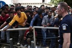 Απίστευτο βίντεο ντοκουμέντο! Μετανάστες επιτίθενται στο αυτοκίνητο της Ασφάλειας Κω