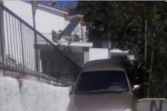 ΑΣΥΛΛΗΠΤΟ θέαμα σε γειτονιά της Ξάνθης - Αυτοκίνητο. σφηνωμένο σε σκαλοπάτια, σπίτι και χόρτα! [photo]