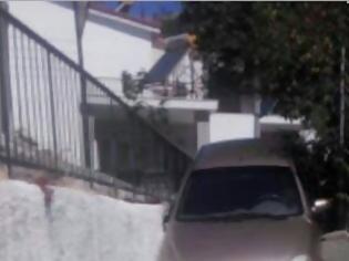 Φωτογραφία για ΑΣΥΛΛΗΠΤΟ θέαμα σε γειτονιά της Ξάνθης - Αυτοκίνητο. σφηνωμένο σε σκαλοπάτια, σπίτι και χόρτα! [photo]