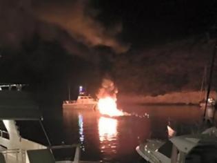 Φωτογραφία για Σχοινούσα: Πυρκαγιά κατέστρεψε ολοσχερώς ιστιoπλοϊκό μέσα στο λιμάνι [photo]