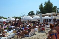 Ασυδοσία, άφαντες αποδείξεις και... τρελές χρεώσεις στα beach bar της Χαλκιδικής!