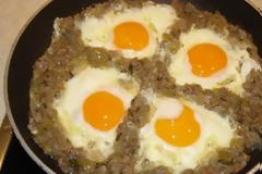 Πόσο διατηρούνται στο ψυγείο τα φαγητά που έχουν αυγά;