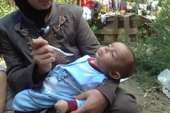 Aθώα παιδιά κοιμούνται σε χαρτόνια - 