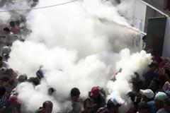 Ανεξέλεγκτη η κατάσταση στην Κω – Η κυβέρνηση στέλνει διμοιρίες ΜΑΤ – Πάνω από 7000 μετανάστες στο νησί – Δείτε φωτο από τα επεισόδια