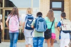 Έρευνα: Τι ώρα πρέπει να πηγαίνουν τα παιδιά στο σχολείο