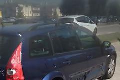 Αυτοκίνητο άρχισε να...λιώνει από τη ζέστη! Άφωνος ο οδηγός... [video]