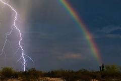 Η μαγεία της φύσης: Απίστευτη φωτογραφία - Εντυπωσιακή αστραπή με φόντο ένα τεράστιο ουράνιο τόξο [photo]