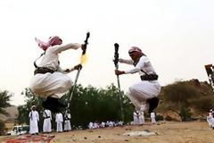 Δείτε το πιο παράξενο και επικίνδυνο έθιμο με όπλα στον κόσμο...