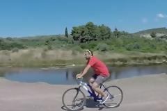 Ενας Λαμιώτης έρχεται από το Λονδίνο με…ποδήλατο [video]