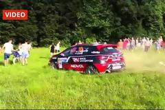 Τρελό αυτοκίνητο κυνηγούσε θεατές μέσα σε χωράφι!