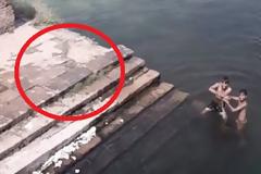 Ανατριχιάσαμε! Δύο αγόpια έπαιζαν σε μια λίμνη, όταν ξαφνικά πέρασε τρέχοντας από την προβλήτα…