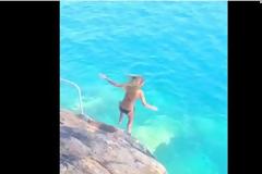 Σοκαριστική πτώση: Γλίστρησε στους βράχους ουρλιάζοντας η ηθοποιός - Βίντεο που κόβει την ανάσα...