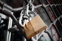 Την ώρα που η πολιτική «τουιτάρει» η οικονομία καταστρέφεται