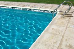 Οι κίνδυνοι για την υγεία που κρύβονται σε μία πισίνα