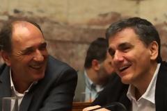 Τα χαμόγελα, ο προβληματισμός και η συνομιλία Τσακαλώτου - Σταθάκη [photos]