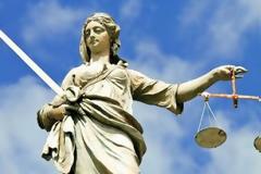 Ο Αρειος Πάγος δικαιώνει στέλεχος τράπεζας που είχε απολυθεί πριν από τη λήξη της σύμβασής του - ΔΕΙΤΕ τι μισθό καλείται να του καταβάλει η τράπεζα