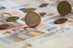 ΔΕΙΤΕ τι αλλάζει στην παρακράτηση φόρου σε μισθούς και συντάξεις...