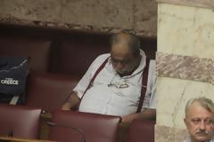 Πώς πέρασαν τη νύχτα στην Ολομέλεια οι βουλευτές: Η κόπωση τους λύγισε - Εικόνες για γέλια και για κλάματα...