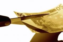 Μαχαίρι στους μισθούς δημοσίων υπαλλήλων και στρατιωτικών