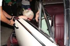 ΕΠΙΚΟ πέσιμο - Σοριάστηκε επειδή δεν έβλεπε την τύφλα της η Lady Gaga [video]