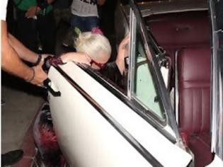Φωτογραφία για ΕΠΙΚΟ πέσιμο - Σοριάστηκε επειδή δεν έβλεπε την τύφλα της η Lady Gaga [video]