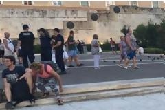 ΣΥΓΚΛΟΝΙΖΕΙ γυναίκα μπροστά στη Βουλή! Το πλακάτ κόλαφος κατά του Τσίπρα... [photo]